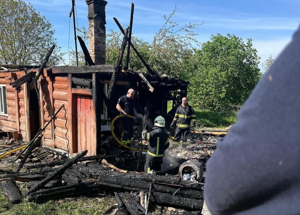 У Винниках згоріла хата, а у Дрогобичі горить квартира 2 DrogMedia У Винниках згоріла хата, а у Дрогобичі горить квартира