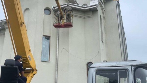 DrogMedia У Дрогобичі рятувальники за допомогою автовежі знімали з храму бджолине гніздо