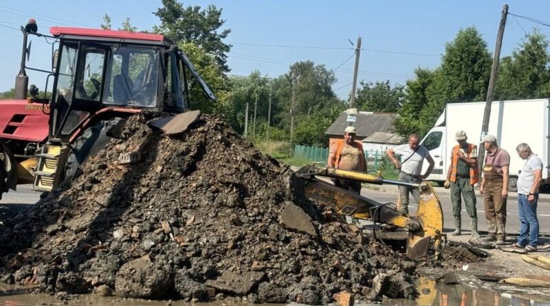 DrogMedia На вул. Самбірській у Дрогобичі тривають ремонтні роботи по ліквідації витоку води