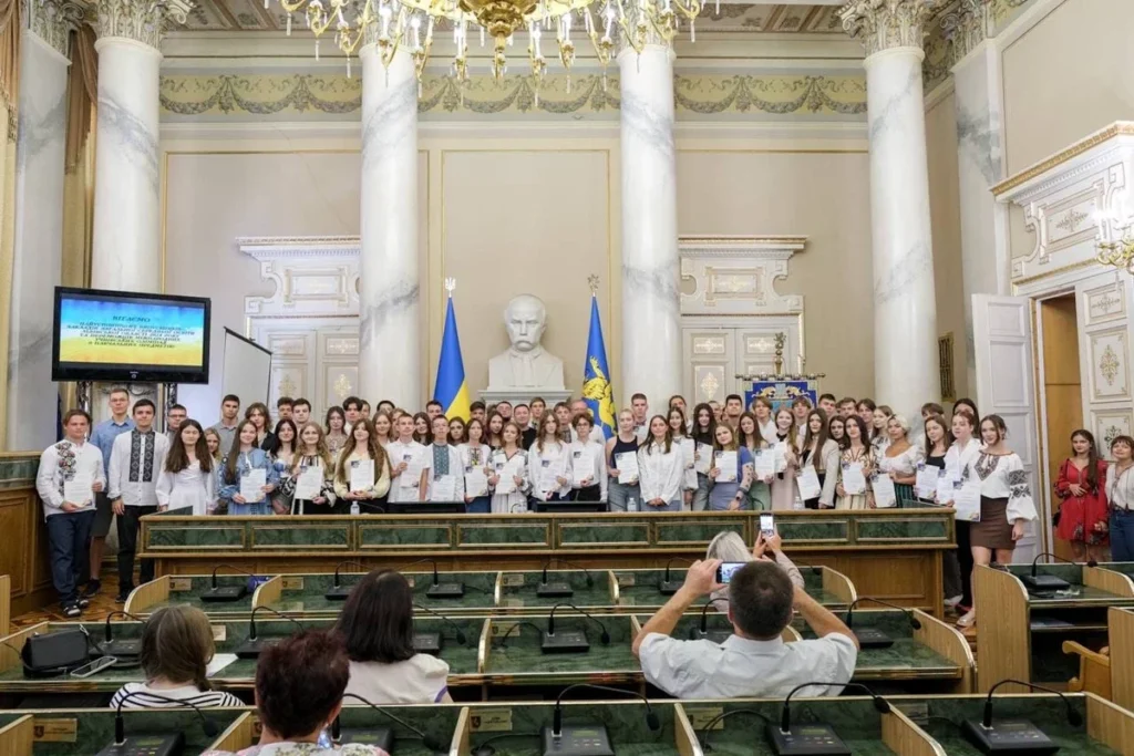 Випускницю Дрогобицького ліцею Ольгу Коробко, яка здала НМТ на 800, відзначили премією від ЛОВА 2 DrogMedia Випускницю Дрогобицького ліцею Ольгу Коробко, яка здала НМТ на 800, відзначили премією від ЛОВА