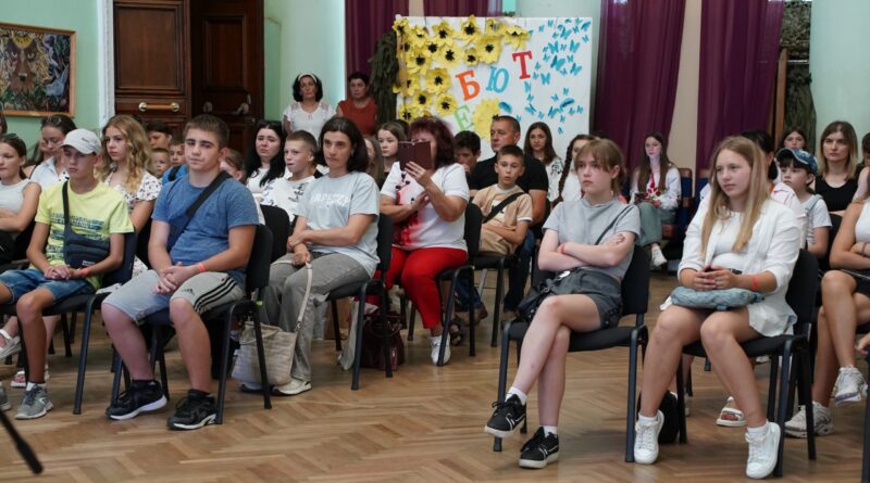 DrogMedia  У Дрогобичі для дітей полеглих, зниклих безвісти та важкопоранених воїнів провели патріотичне дійство