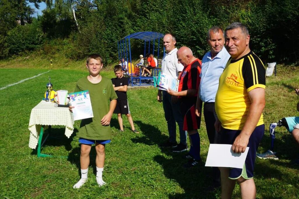 Понад пів століття футбол єднає покоління та запалює серця - у Залокті відсвяткували 50-річний ювілей ФК «Карпати» 5 DrogMedia Понад пів століття футбол єднає покоління та запалює серця - у Залокті відсвяткували 50-річний ювілей ФК «Карпати»