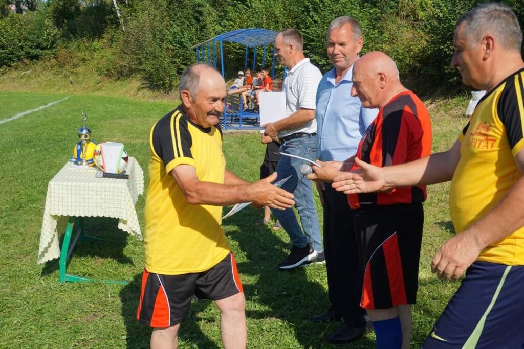 Понад пів століття футбол єднає покоління та запалює серця - у Залокті відсвяткували 50-річний ювілей ФК «Карпати» 7 DrogMedia Понад пів століття футбол єднає покоління та запалює серця - у Залокті відсвяткували 50-річний ювілей ФК «Карпати»