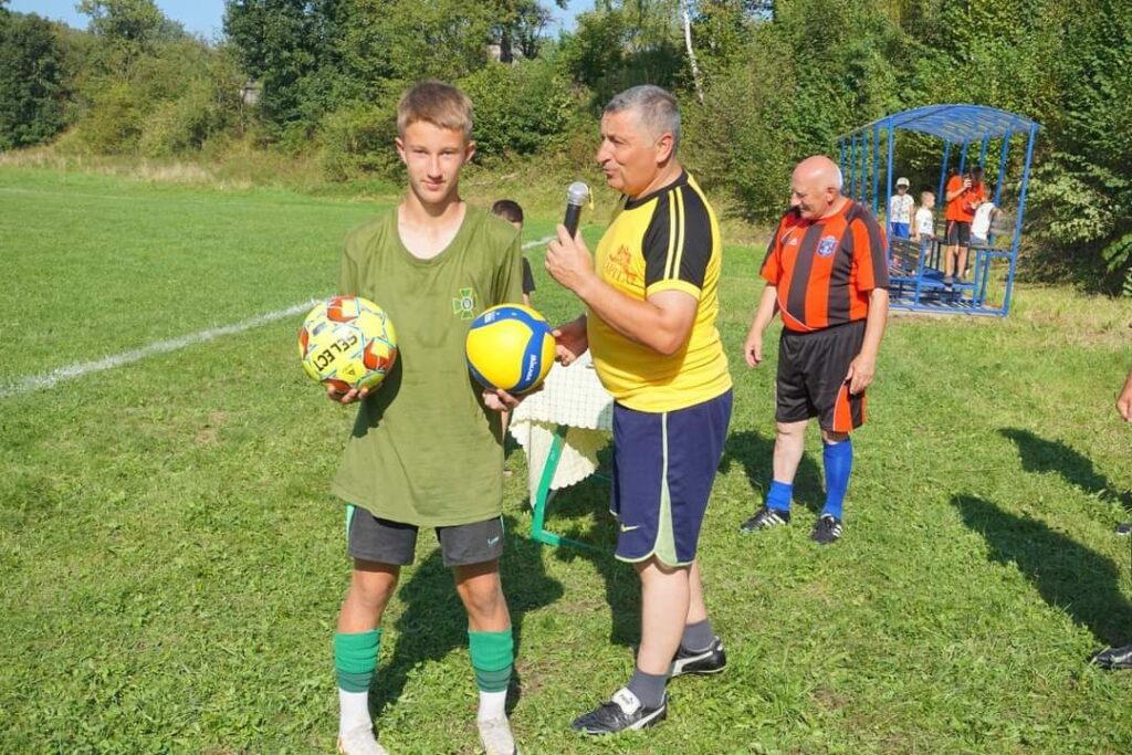 Понад пів століття футбол єднає покоління та запалює серця - у Залокті відсвяткували 50-річний ювілей ФК «Карпати» 6 DrogMedia Понад пів століття футбол єднає покоління та запалює серця - у Залокті відсвяткували 50-річний ювілей ФК «Карпати»