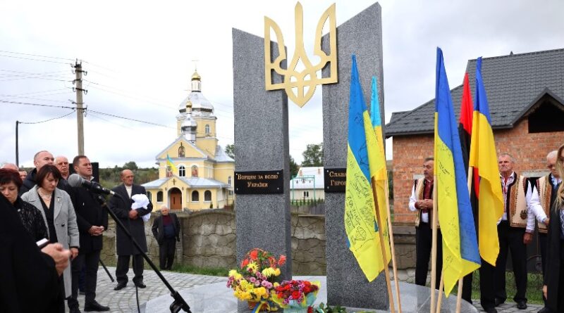 DrogMedia У Ясениці-Сільній освятили пам’ятний знак “Борцям за волю України”