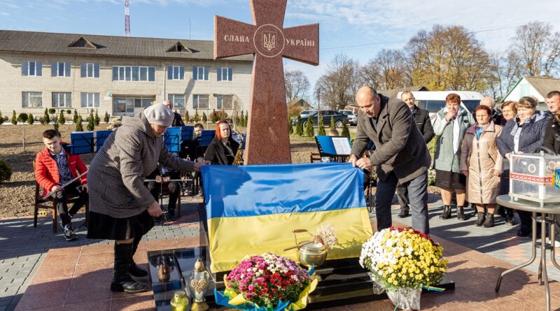 DrogMedia У селі Вороблевичі відкрили Алею Слави Героям України