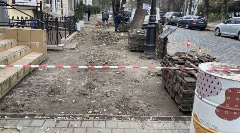 DrogMedia У Дрогобичі брукують аварійний тротуар та завершують розпочаті ремонти доріг