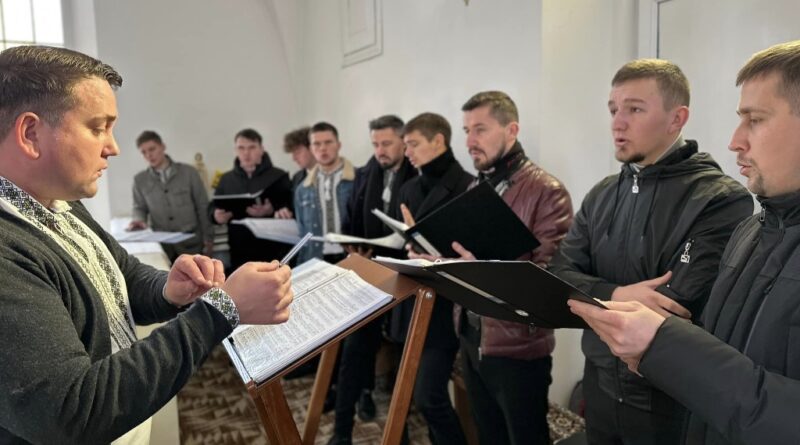 DrogMedia Хор «Боян Дрогобицький» зібрав понад 27 тис. грн для ЗСУ під час літургії у Верхніх Гаях