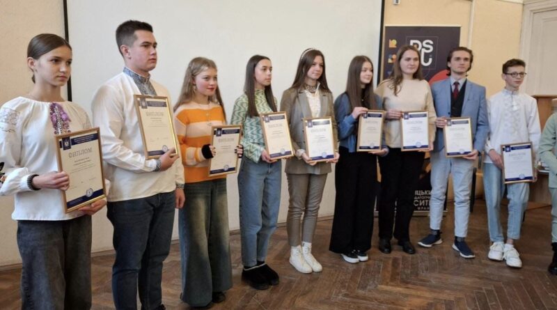 DrogMedia У Дрогобичі нагородили переможців регіонального конкурсу есе про Героїв