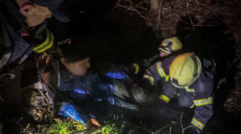 DrogMedia У Бориславі чоловіка, що впав у річку, витягали рятувальники