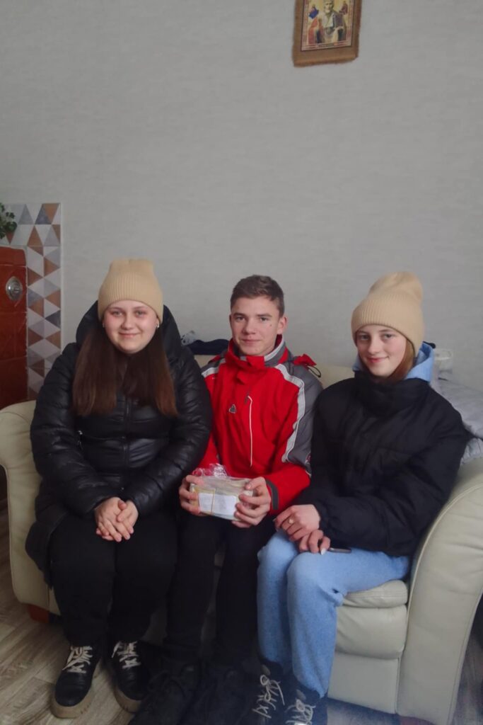 DrogMedia Молодь з села Опака заколядувала 85 тис. грн на ЗСУ