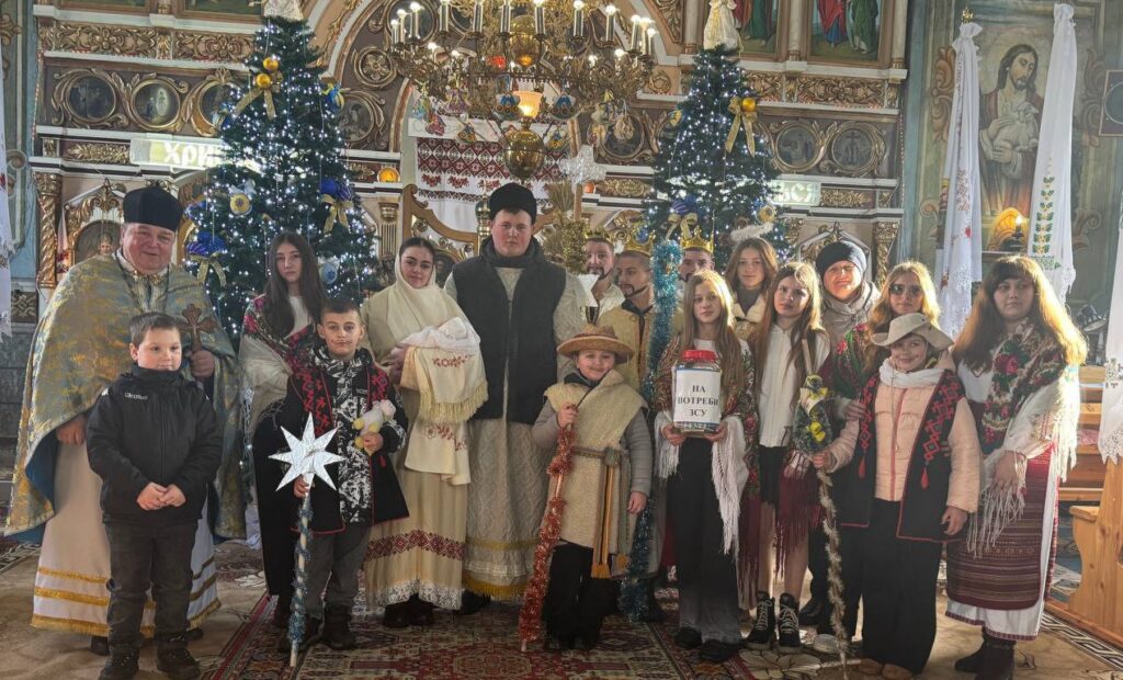 DrogMedia Молодь з села Опака заколядувала 85 тис. грн на ЗСУ