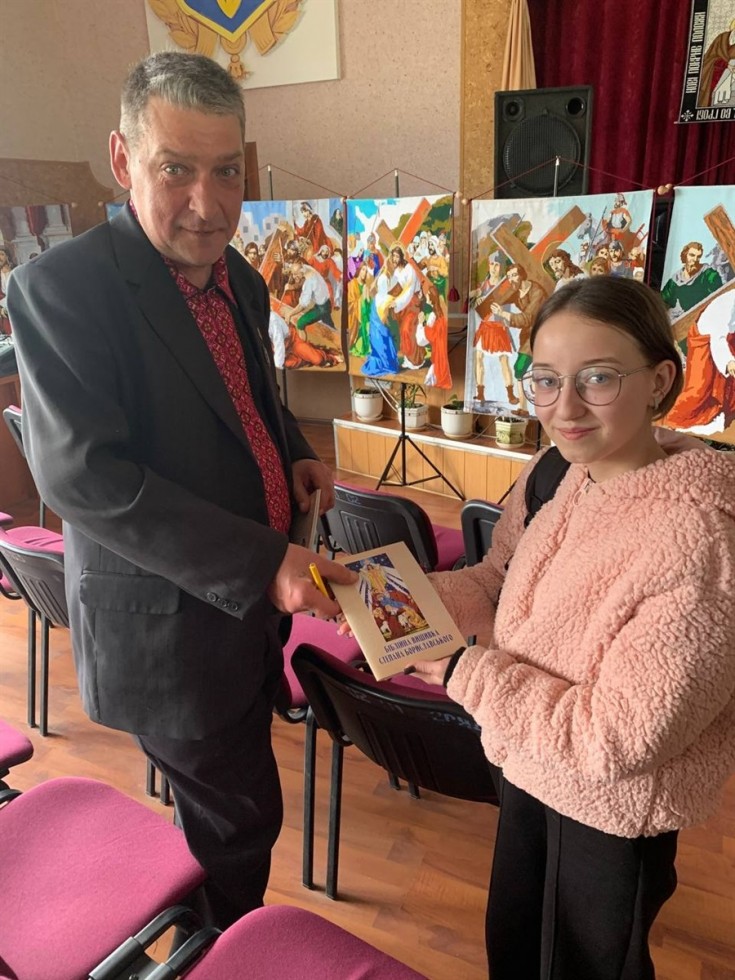 Митець з Дрогобиччини встановив рекорд України за кількістю вишитих ікон та зібрав понад 2,5 млн на ЗСУ 4 Митець з Дрогобиччини встановив рекорд