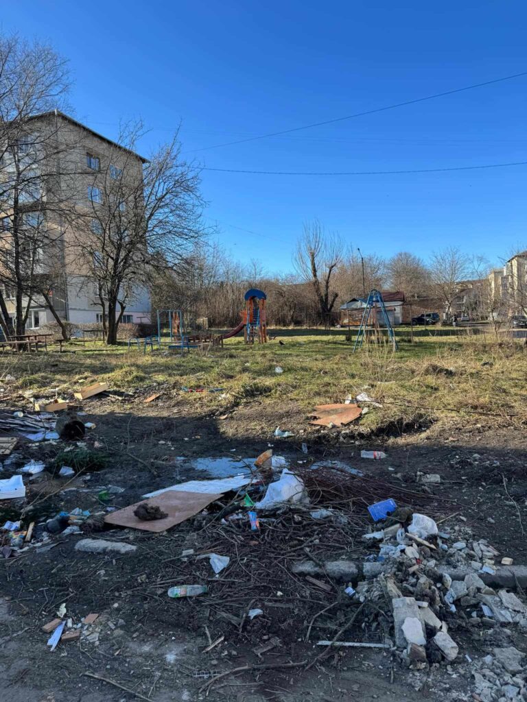 Мешканців мікрорайону в Дрогобичі закликають на толоку, щоб очистити майданчик на Грушевського, 13 2 DrogMedia Мешканців мікрорайону в Дрогобичі закликають на толоку, щоб очистити майданчик на Грушевського, 13