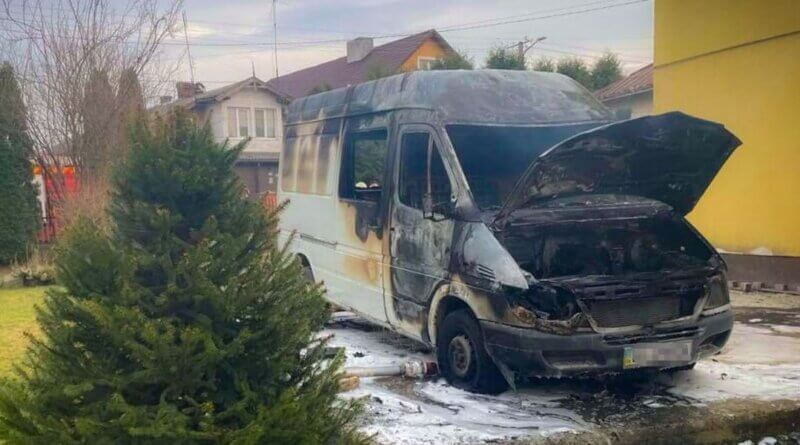 DrogMedia У Дрогобичі горів автомобіль Mercedes Sprinter