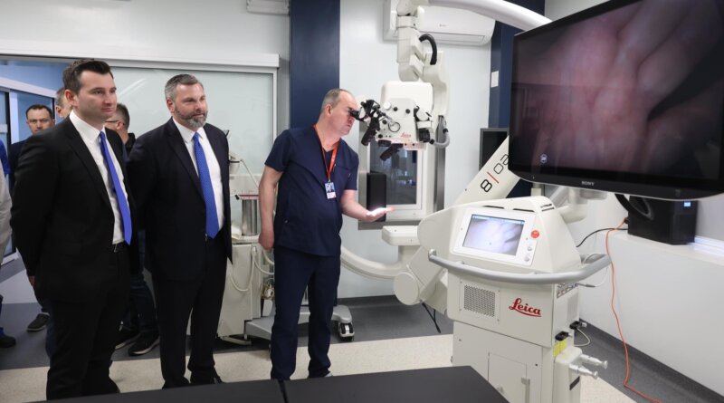 DrogMedia Львівські нейрохірурги вперше в Україні застосували інноваційний мікроскоп