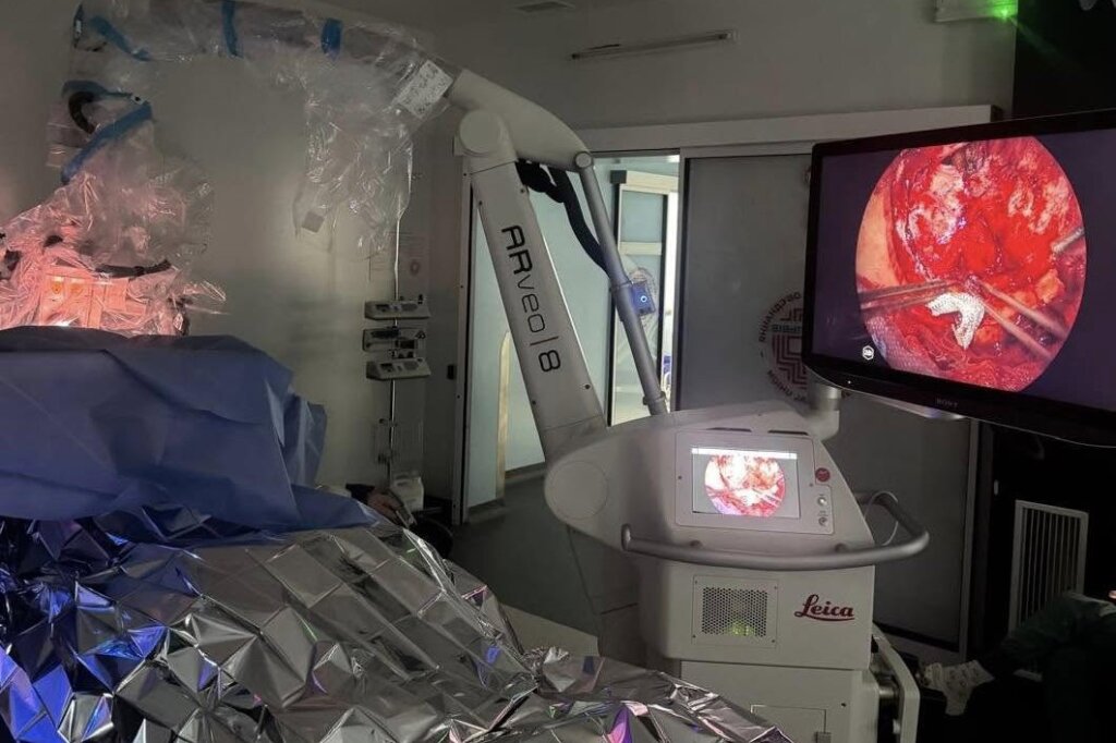 DrogMedia Львівські нейрохірурги вперше в Україні застосували інноваційний мікроскоп