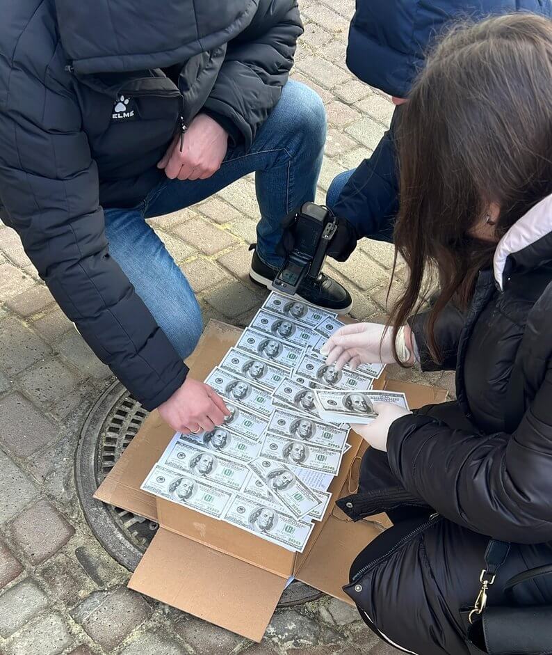 У Дрогобичі затримали адвоката під час отримання хабаря 7000 у.о. 2 DrogMedia У Дрогобичі затримали адвоката під час отримання хабаря 7000 у.о.