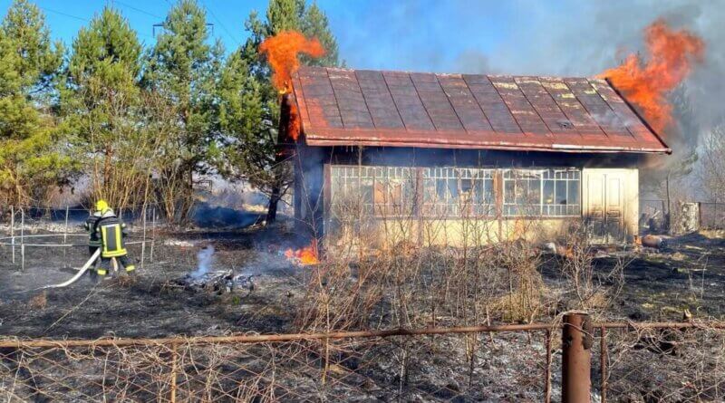 DrogMedia У Дрогобичі через спалювання сухостою загорівся житловий будинок