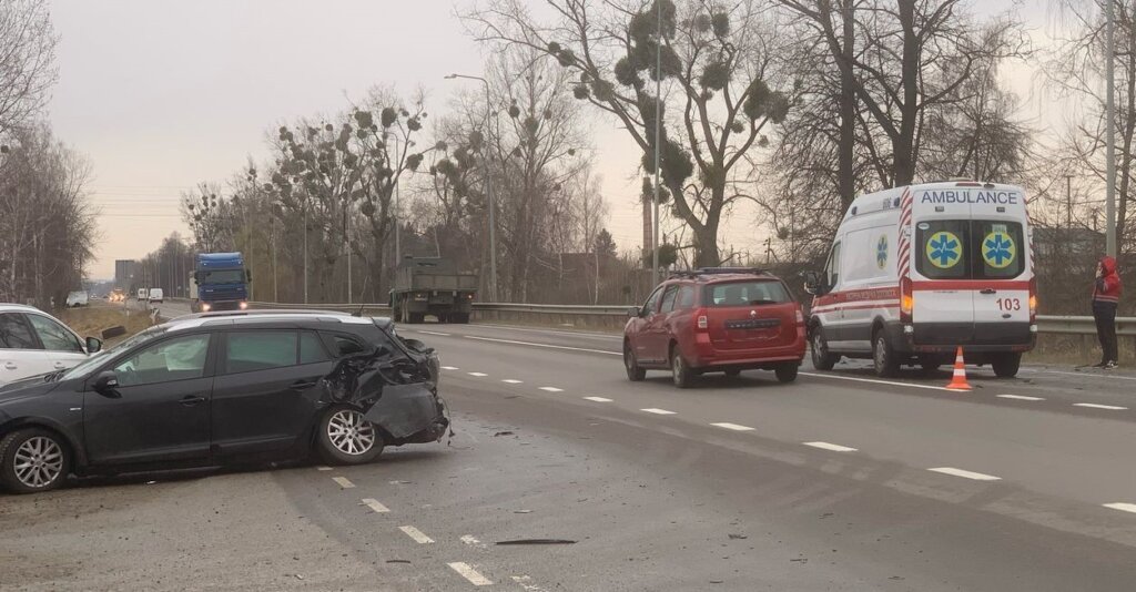 На Львівщині в ДТП зі «швидкою» травмований водій легковика 2 DrogMedia На Львівщині в ДТП зі «швидкою» травмований водій легковика