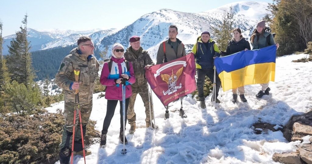 DrogMedia Десантник з Борислава на протезах піднявся на Говерлу, щоб освідчитися коханій
