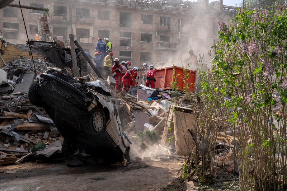 Підлітки понад 12 годин чекали на порятунок свого друга після ракетного удару по Києву 4 DrogMedia Підлітки понад 12 годин чекали на порятунок свого друга після ракетного удару по Києву