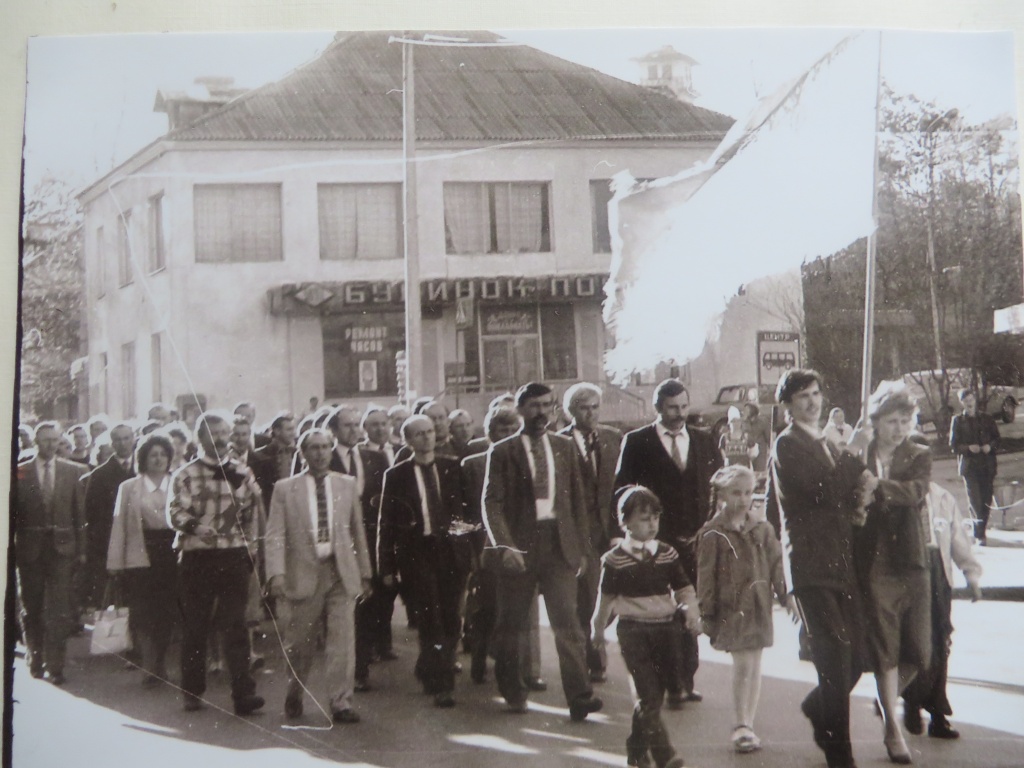11.JPG Підняття національного стяга в Трускавці, 1990 р.