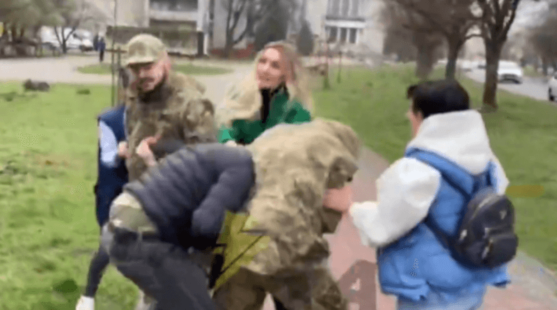 DrogMedia У Львові жінки "відбили" від ТЦК військовозобов'язаного