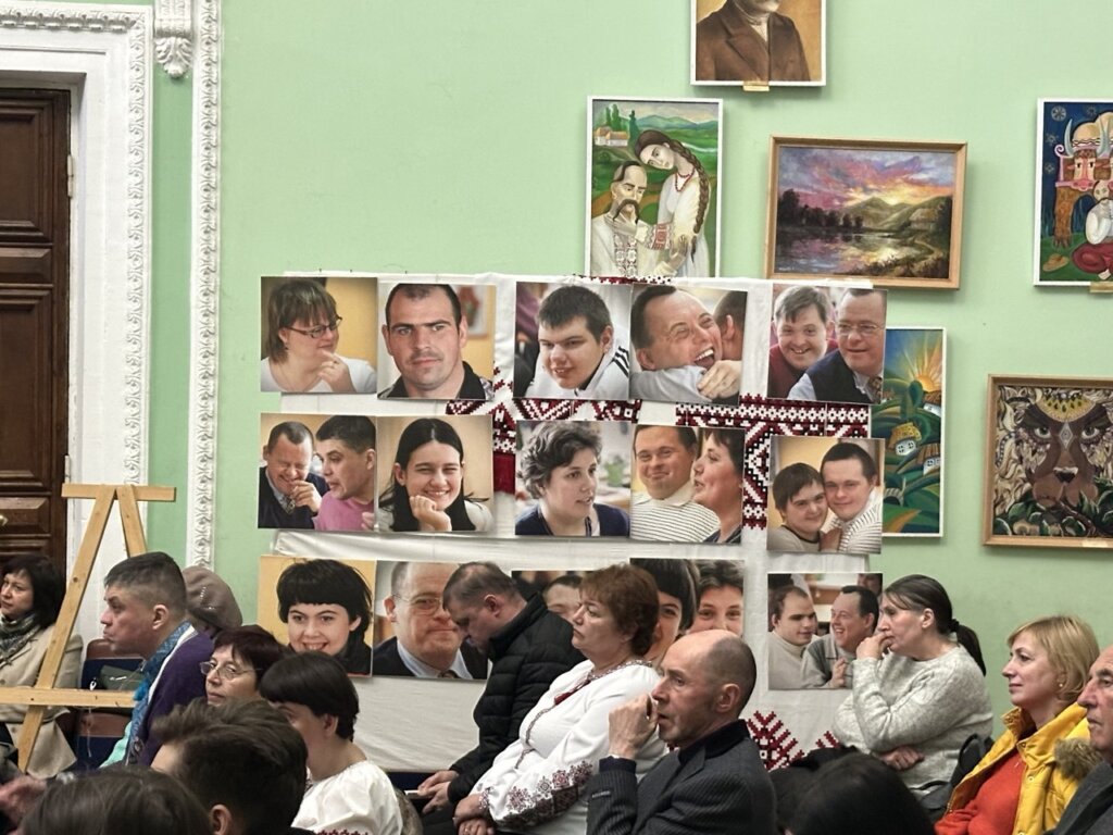 Добро в дивовижних долонях: у Дрогобичі відбувся благодійний вечір на підтримку молоді з інвалідністю 5 DrogMedia Добро в дивовижних долонях: у Дрогобичі відбувся благодійний вечір на підтримку молоді з інвалідністю