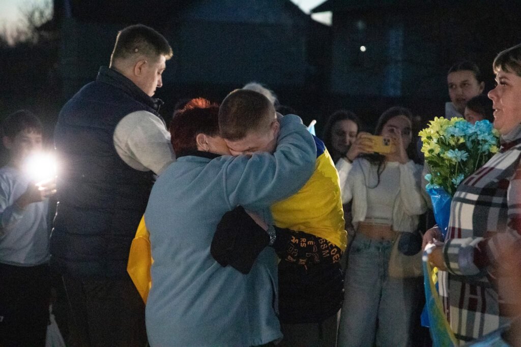 DrogMedia Доброгостів зустрів Олега Фариму після трьох років полону