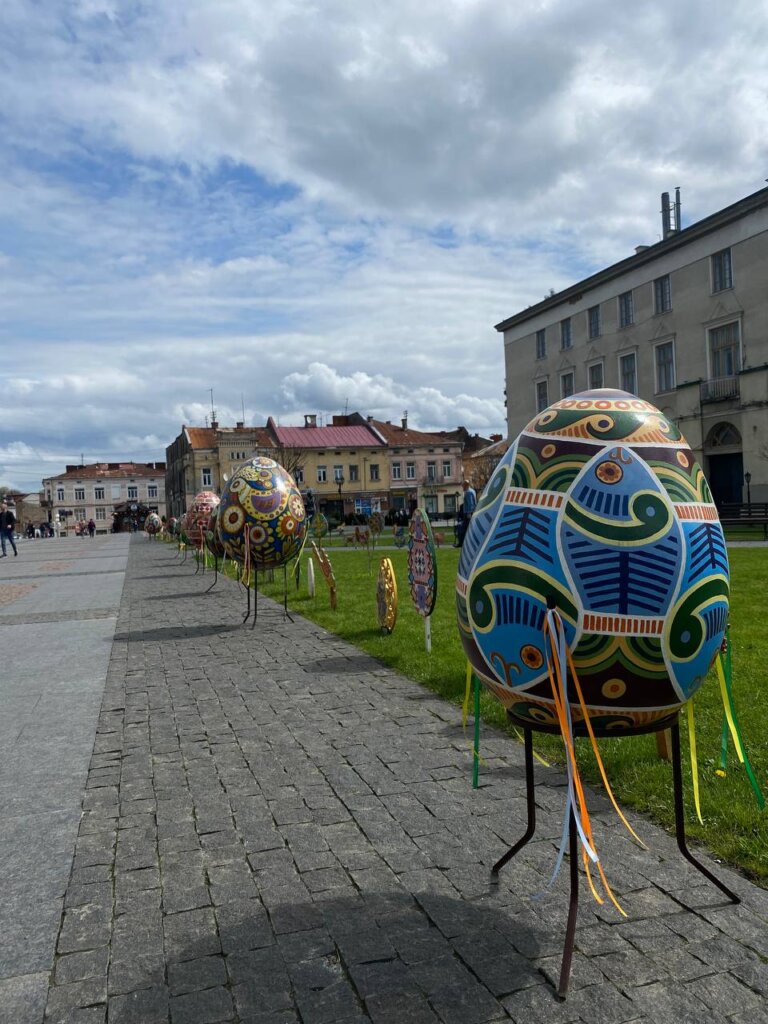 У Дрогобичі пошкодили великодні декорації на центральній площі 2 DrogMedia У Дрогобичі пошкодили великодні декорації на центральній площі