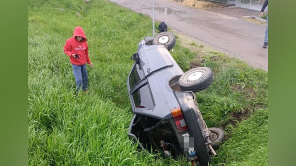 Перекинутий автомобіль у кюветі після ДТП у селищі Меденичі