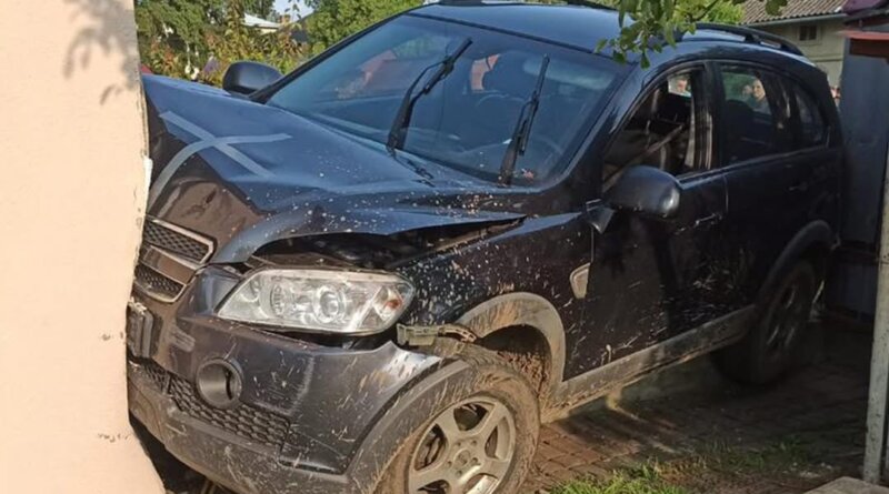 DrogMedia У Дрогобичі авто в’їхало у будинок: постраждала 2-річна дитина