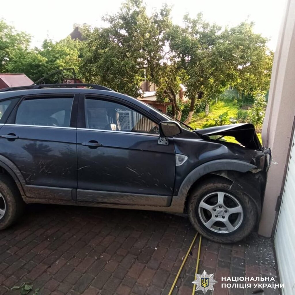 У Дрогобичі авто в’їхало у будинок: постраждала 2-річна дитина 2 DrogMedia У Дрогобичі авто в’їхало у будинок: постраждала 2-річна дитина