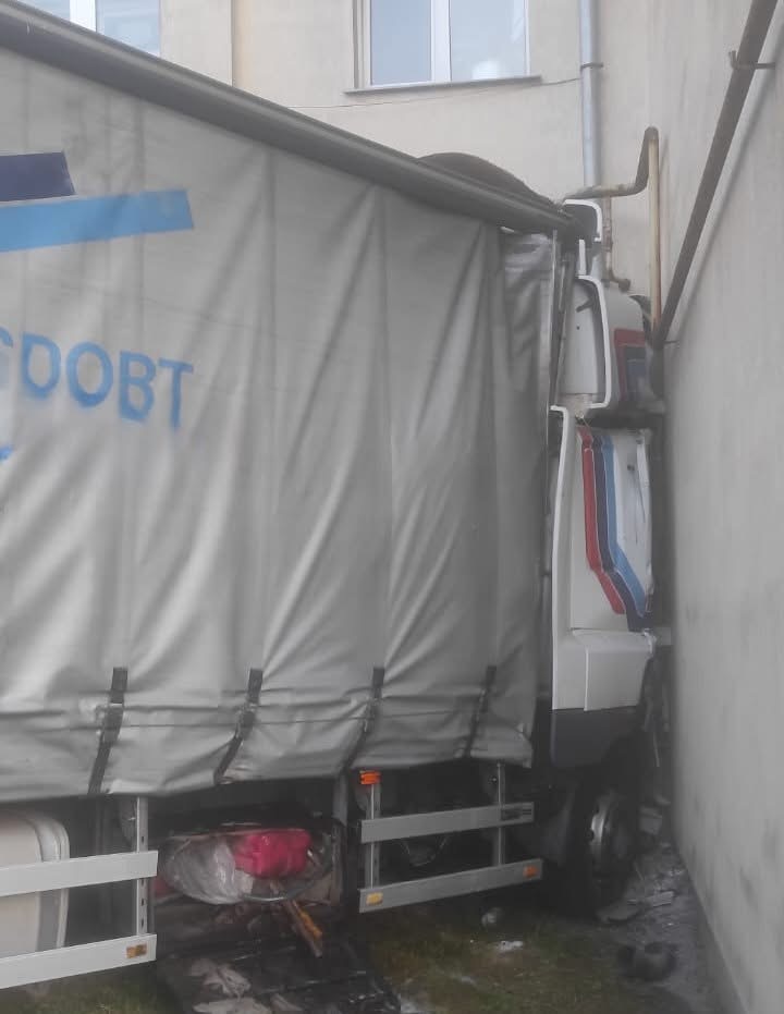 Дрогобичанин за кермом вантажівки врізався у будинок в Пустомитах 2 DrogMedia Дрогобичанин за кермом вантажівки врізався у будинок в Пустомитах