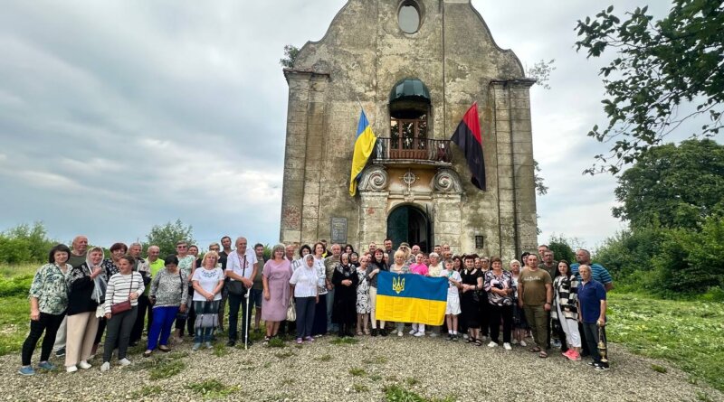 DrogMedia Живі у вічності - родичі Героїв з Бориславської ТГ молилися у Пантеоні в Новошичах