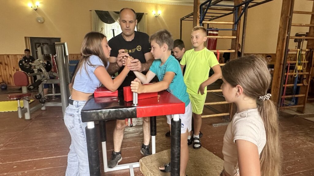 З села – на п'єдестал Європи: історія тренера і його вихованців зі Східницької ТГ 3 Тренування з армреслінгу в селі Опака