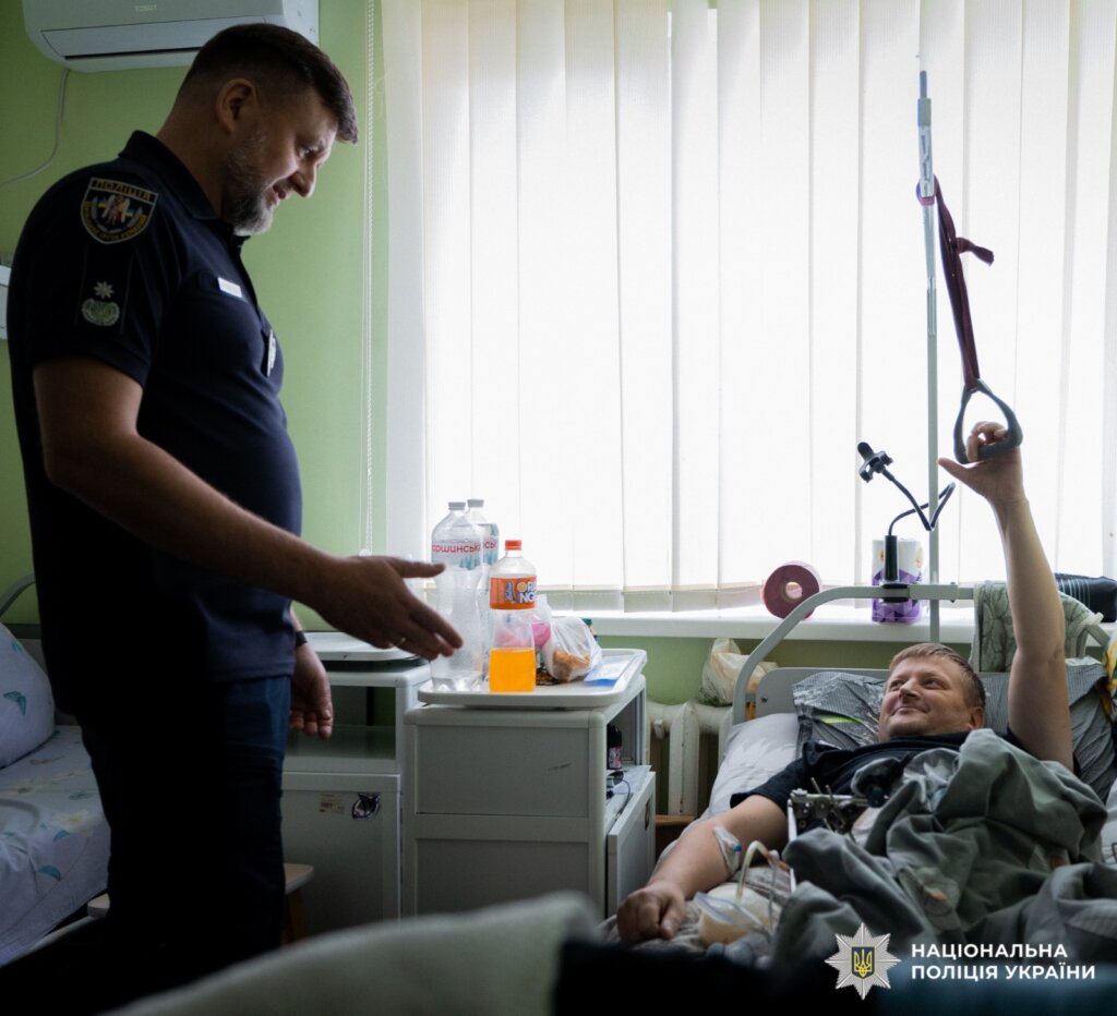 Від поранень на війні помер поліцейський з Борислава Андрій Довгей 2 Андрія Довгея відвідав у госпіталі заступник голови Національної поліції Сергій Кобець