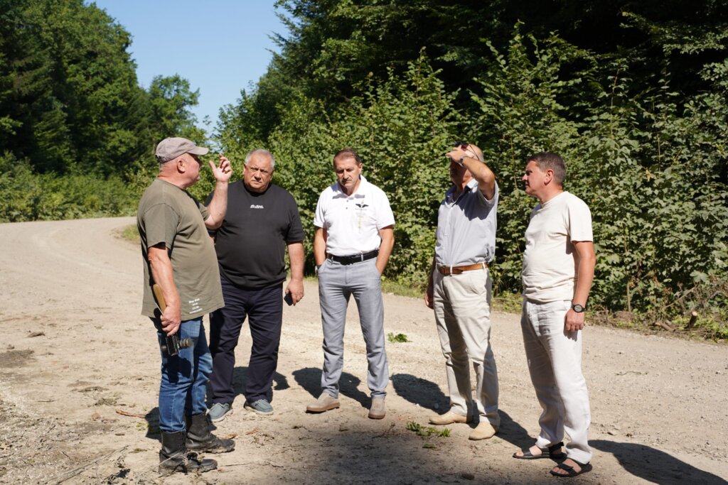 Автодорогу Ступниця-Лішня поремонтували, але чи надовго? 2 На автомобільній дорозі, що з’єднує Монастир-Лішнянський та Медвежу, провели поточний ремонт найбільш проблемної ділянки