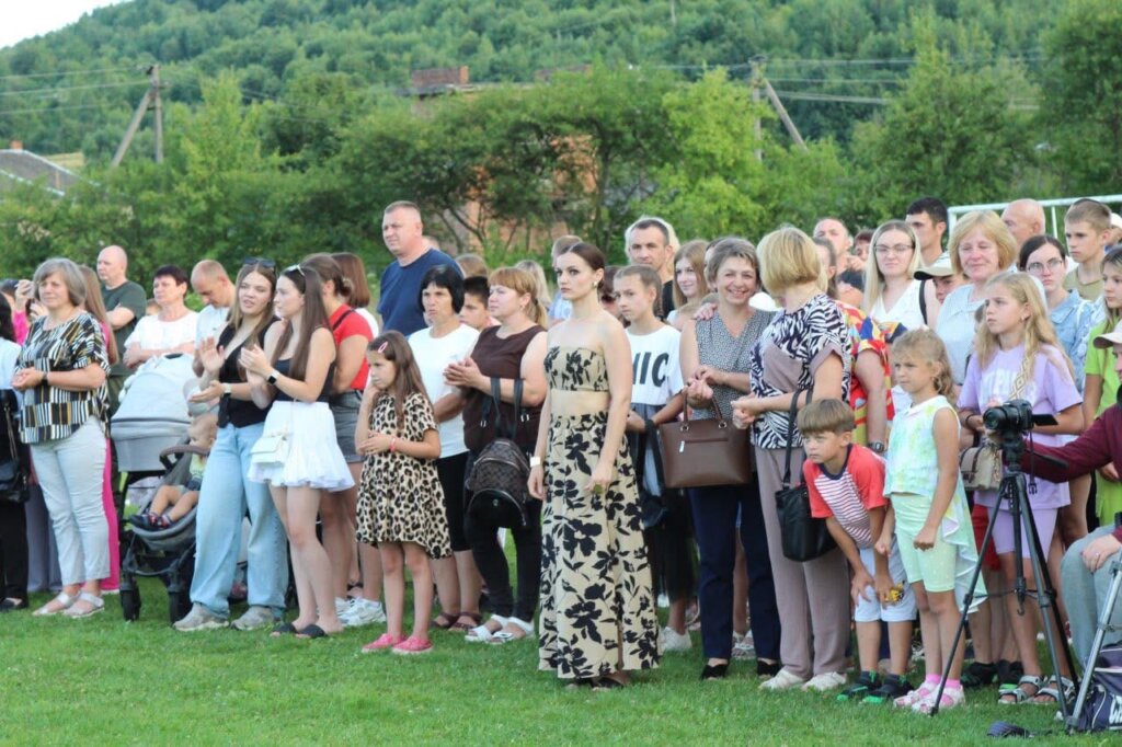 У Підбужі на концерті зібрали понад 46 тис. грн для пораненого односельця 3 У Підбужі благодійний концерт