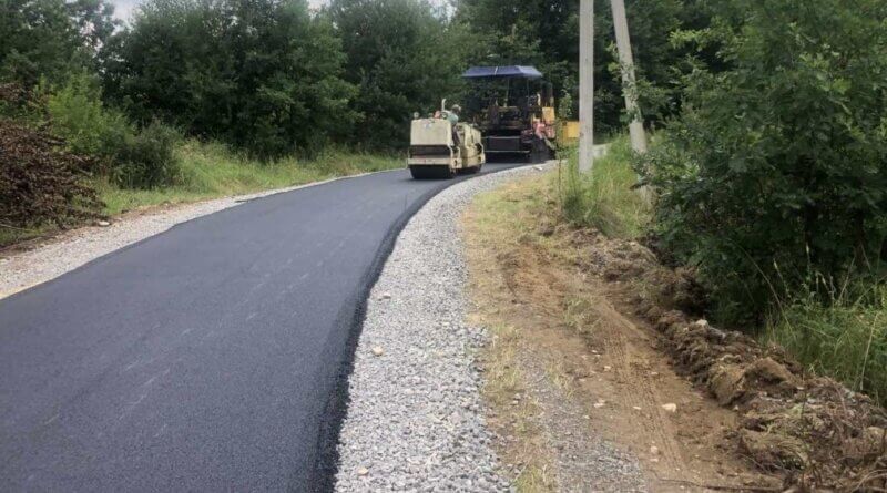 У селі Унятичі триває поточний ремонт дороги на вулиці Коцюбинського