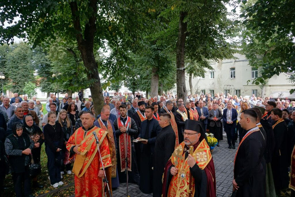 У Дрогобичі в День Незалежності вшанували Героїв та освятили 11 нових портретів