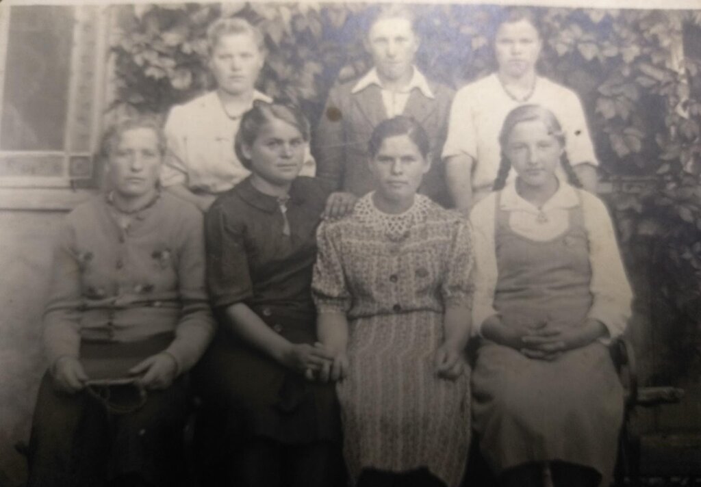 Галина Дмитрівна(перший ряд справа) із своїми однокласницями  в Німеччині як примусово вивезені робітники «остарбайтери».1942 рік.Німеччина Намбург
