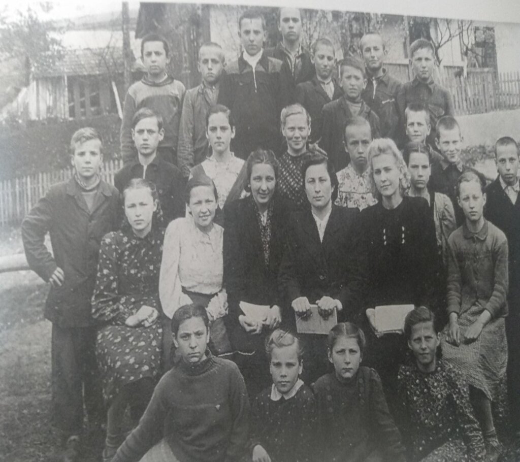 Галина Дмитрівна в Опаківській школі  1954 рік. (зліва серед вчителів)