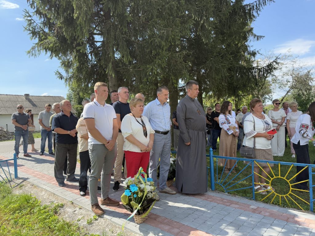У селі Новошичі освятили пам’ятний знак Борцям за волю України 2 У селі Новошичі освятили пам’ятний знак