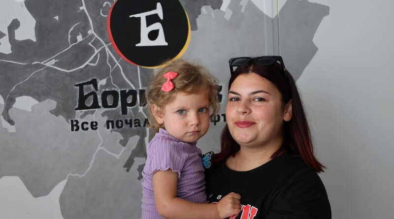 Мешканка Борислава з числа сиріт отримала житло від міської ради