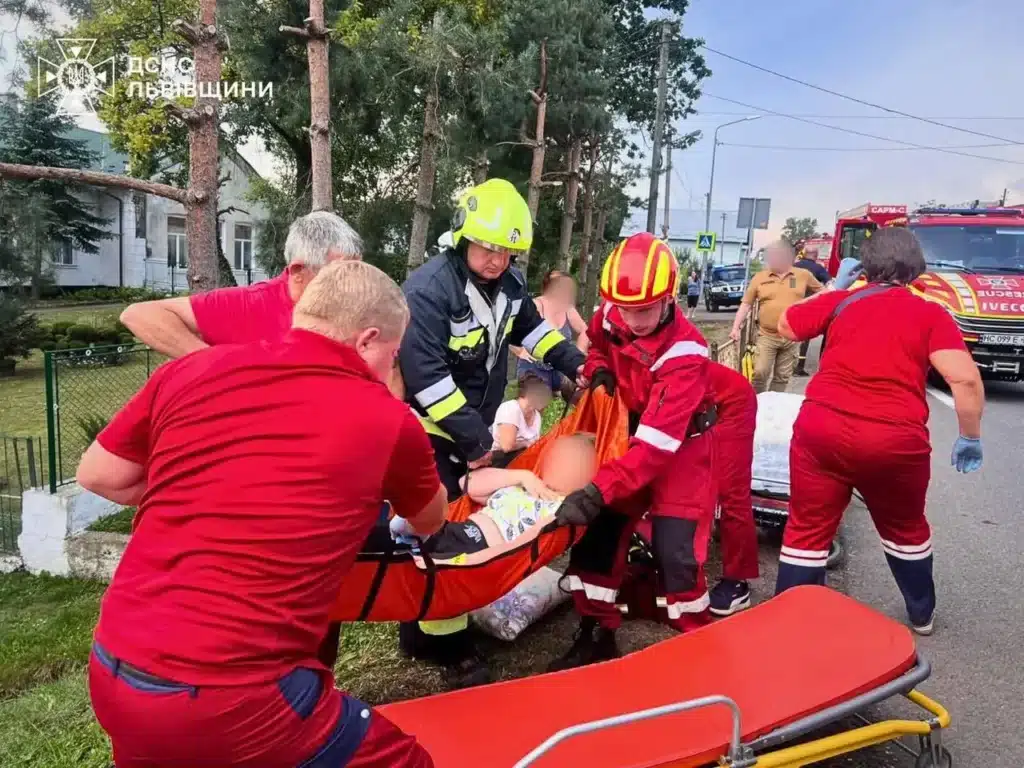 ДТП на Дрогобиччині: рятувальники деблокувал постраждалим у ДТП