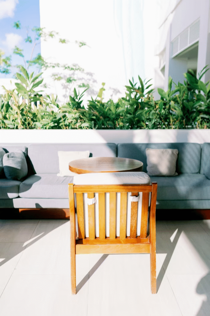 Як садові меблі можуть змінити атмосферу вашого саду