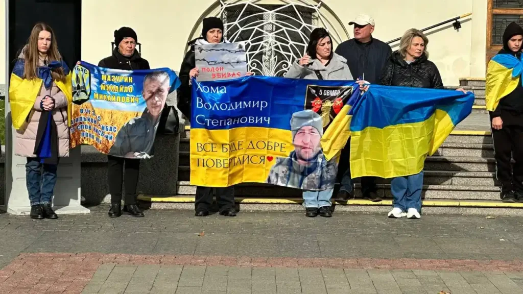 "Ми боремося разом": у Дрогобичі родичі безвісти зниклих воїнів провели чергову акцію 5 у Дрогобичі родичі безвісти зниклих воїнів провели чергову акцію