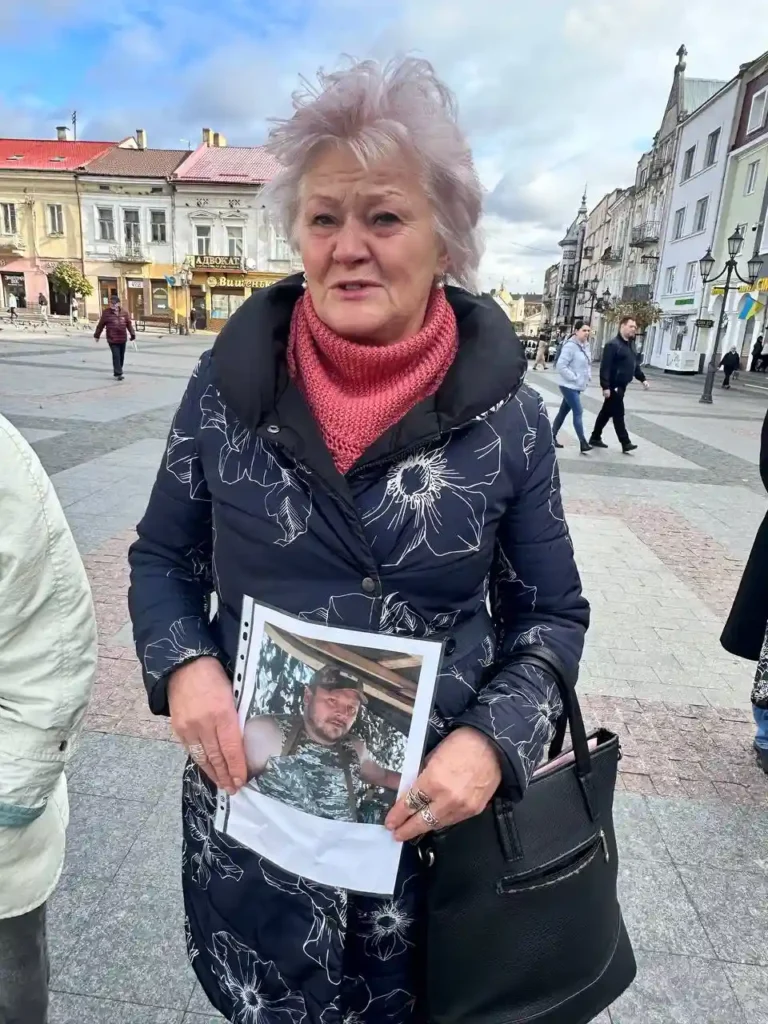 "Ми боремося разом": у Дрогобичі родичі безвісти зниклих воїнів провели чергову акцію 2 у Дрогобичі родичі безвісти зниклих воїнів провели чергову акцію